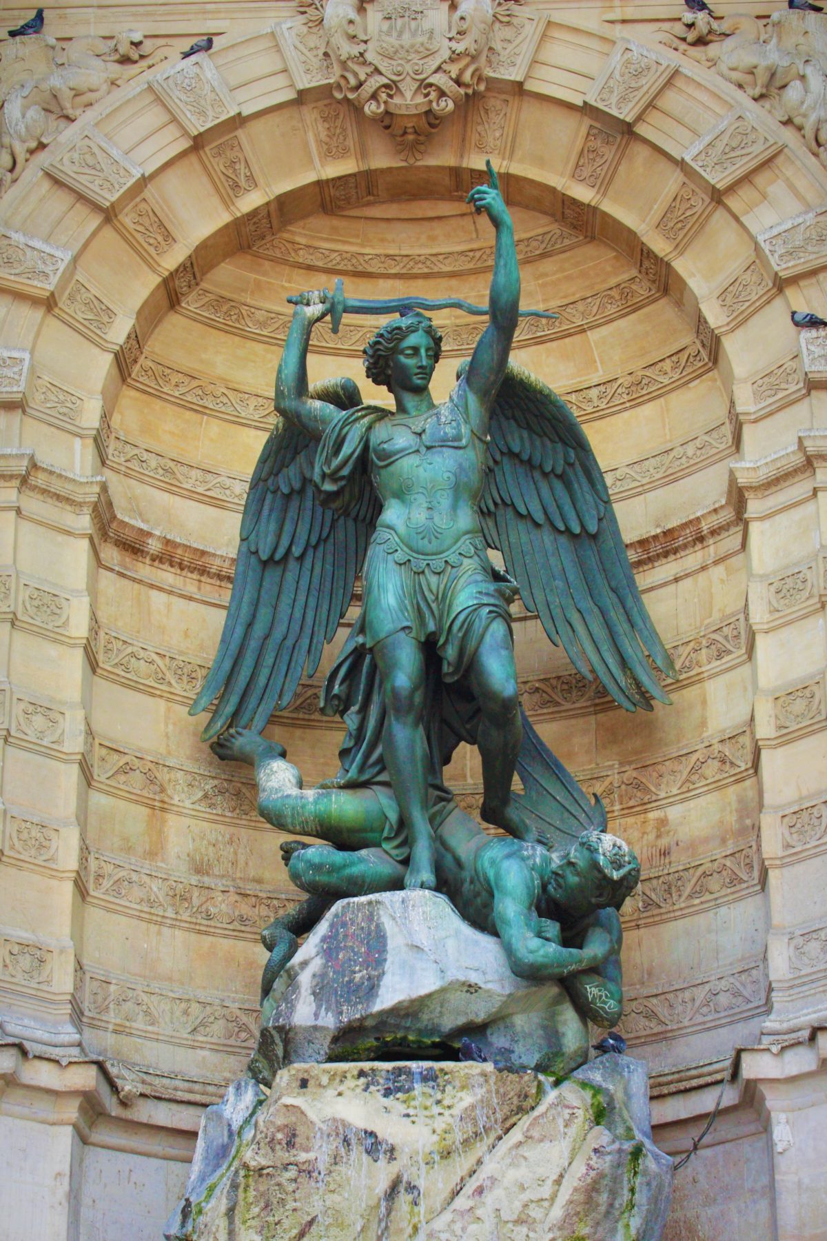 Rzeźba anioła schowa w niszy jednego z paryskich zabytków