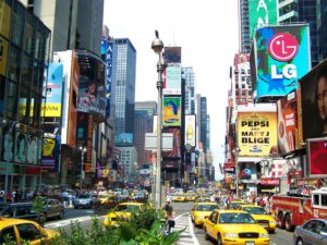 Słynne żółte nowojorskie taksówki na Time Square