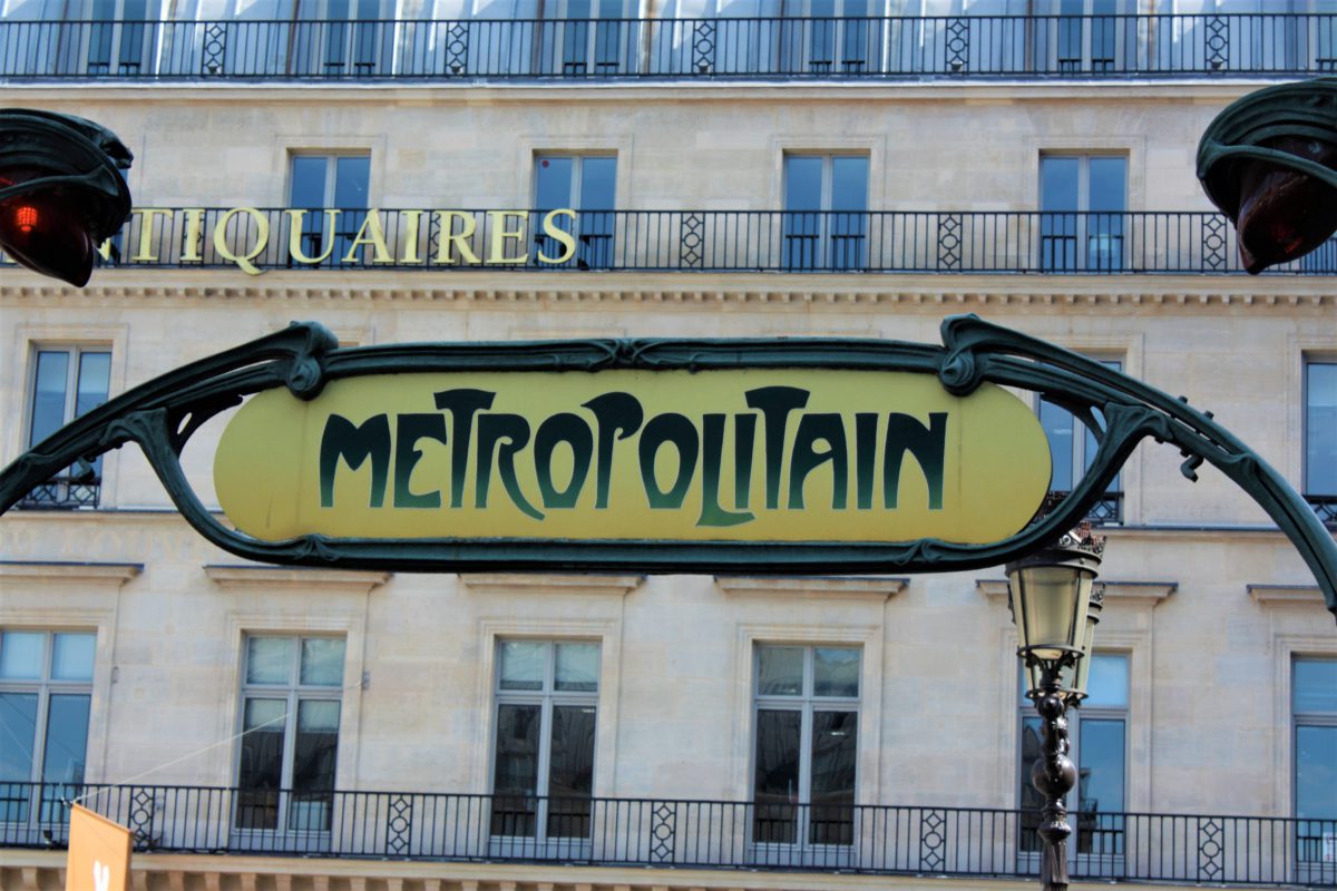 Tablica informująca o wejściu do metra stylizowana na napis z okresu Belle Epoque, z początku XX wieku