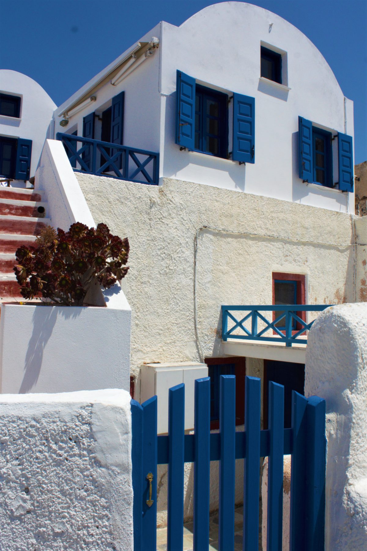 Typowy, tradycyjny dom jest prosty, zazwyczaj pomalowany na biało. Malutkie okna z drewnianymi, niebieskimi okiennicami
