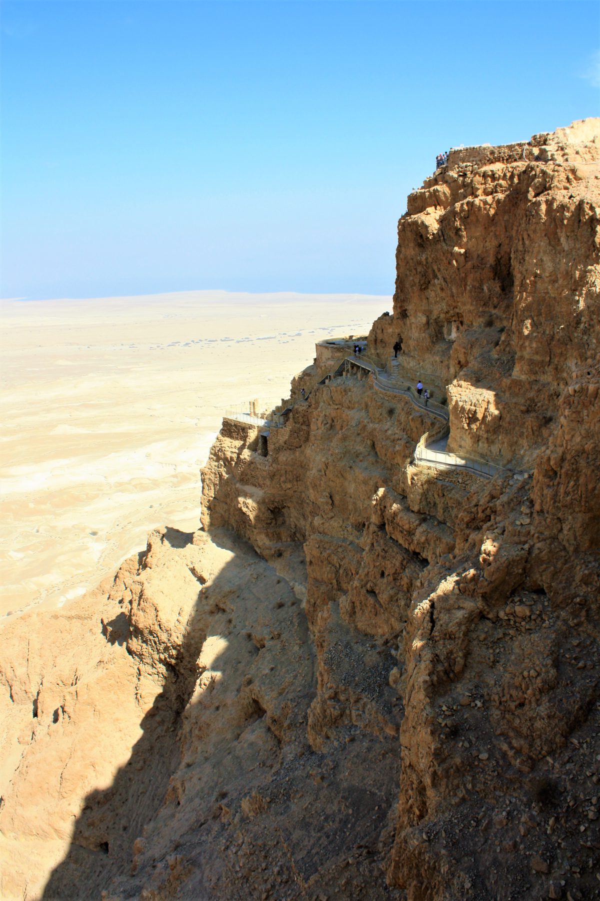 Urwiste zbocza płaskowyżu, które utrudniało zdobycie Masady