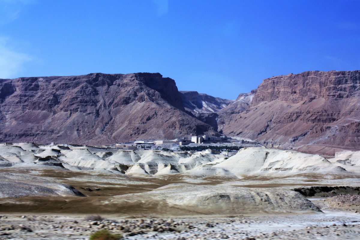 Widok na masyw, na którym wznosi się twierdza Masada otoczona z jednej strony przez Pustynię Negew, z drugiej przez Morze Martwe