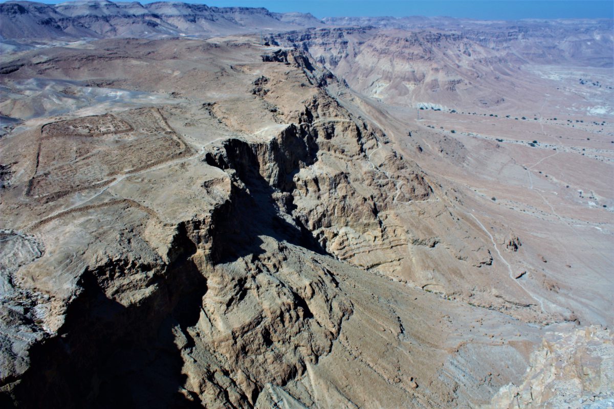 Widok z Masady na skalne urwiska pustyni Negew
