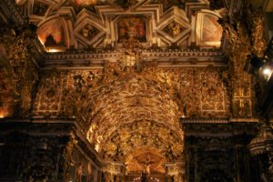 Wnętrze Kościoła Św. Franciszka to pełne przepychu, barokowe pozłacane płaskorzeźby