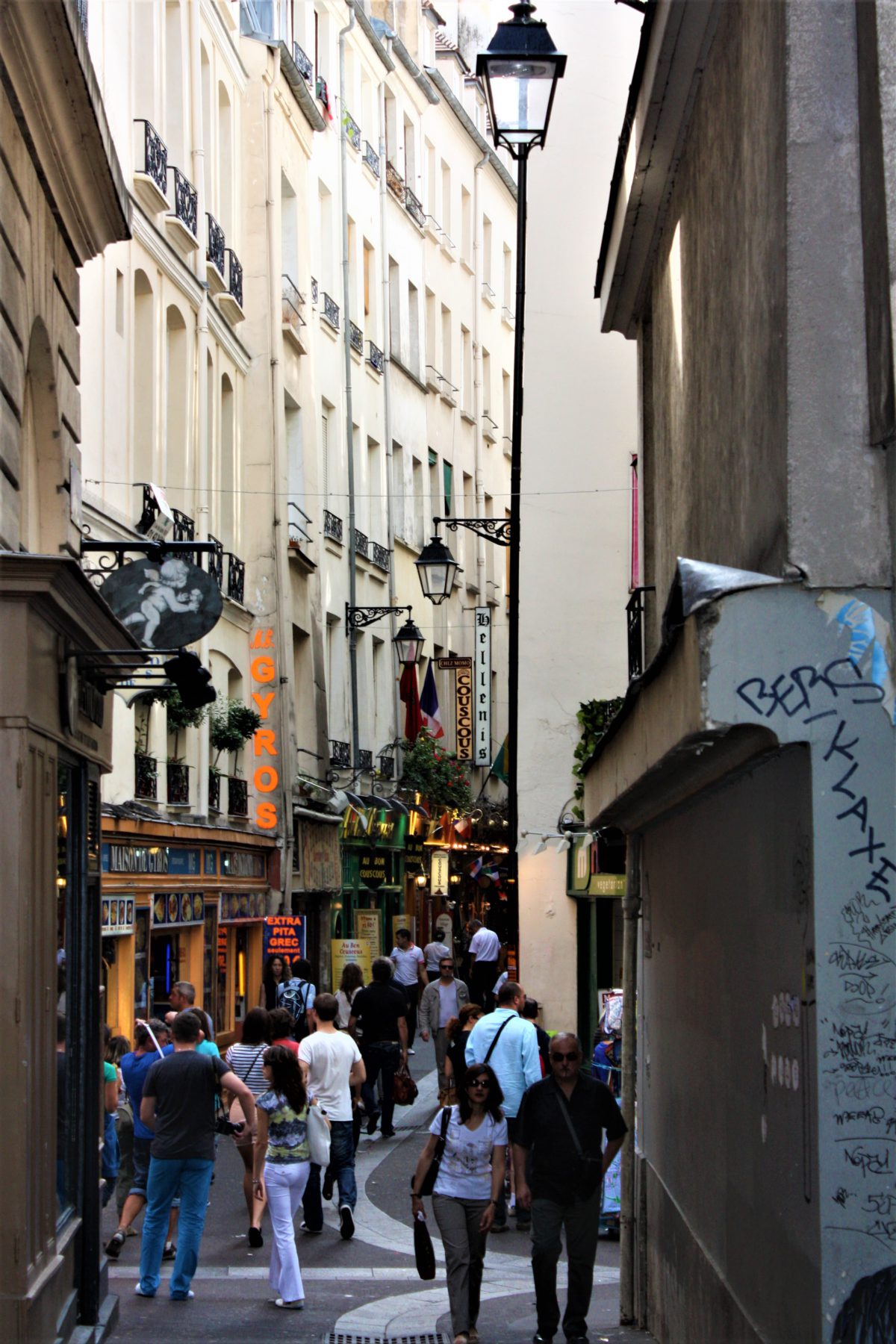Wąska uliczka u stóp wzgórza Montmartre