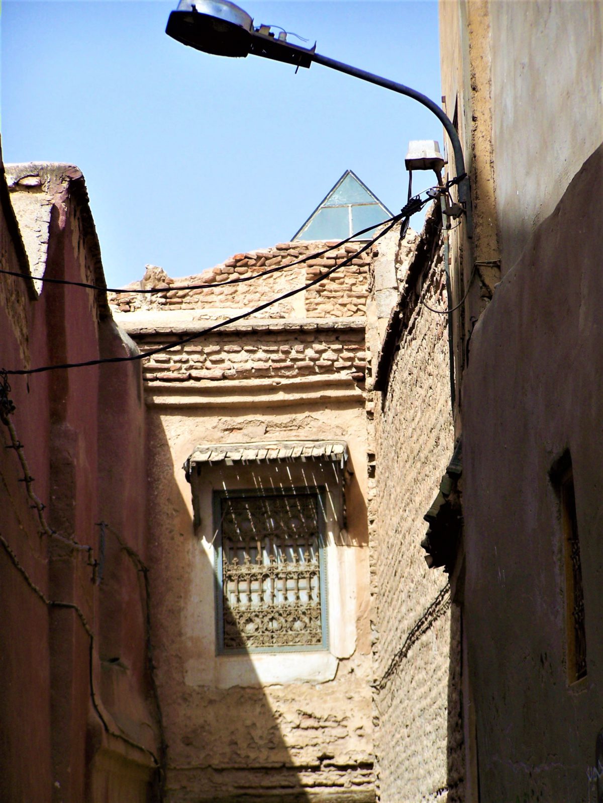 Wąskie przejścia i labirynt uliczek w jednym z marokańskim miasteczek