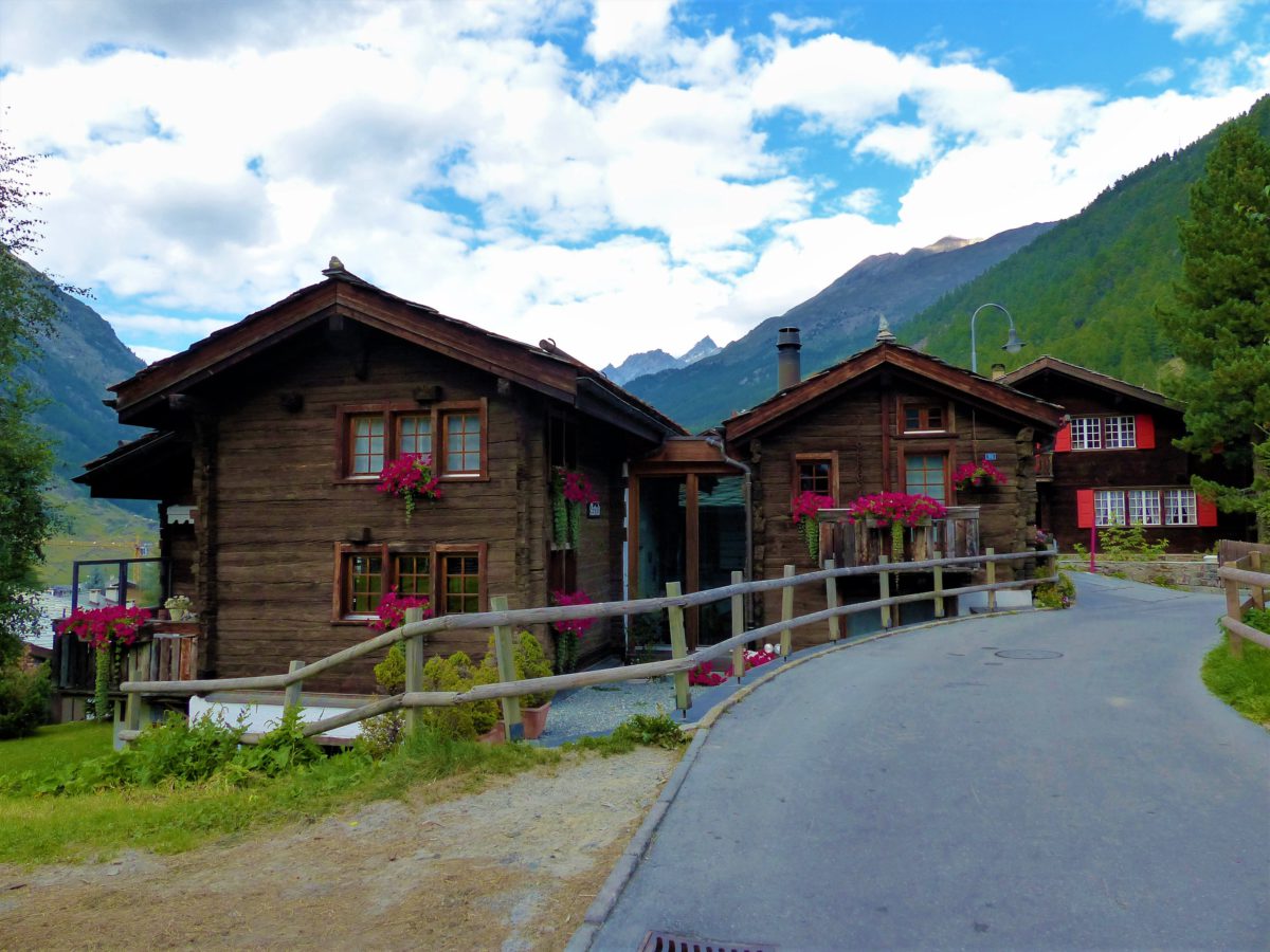 Zermatt. Tradycyjne drewniane domy