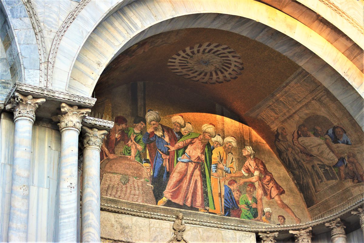 Złota mozaika na frontowej fasadzie Bazyliki Świętego Marka