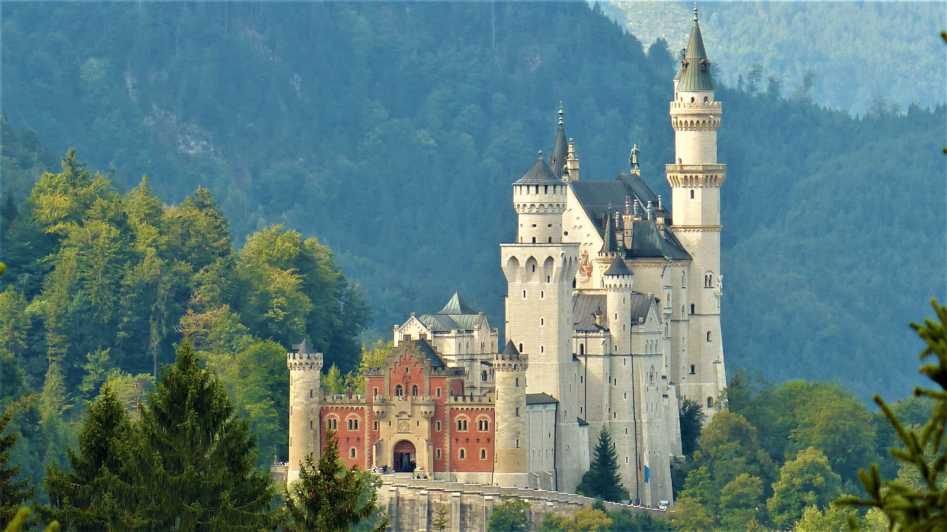 Zamek Neuschwanstein w Bawarii to jeden z najbardziej znanych zamków na świecie