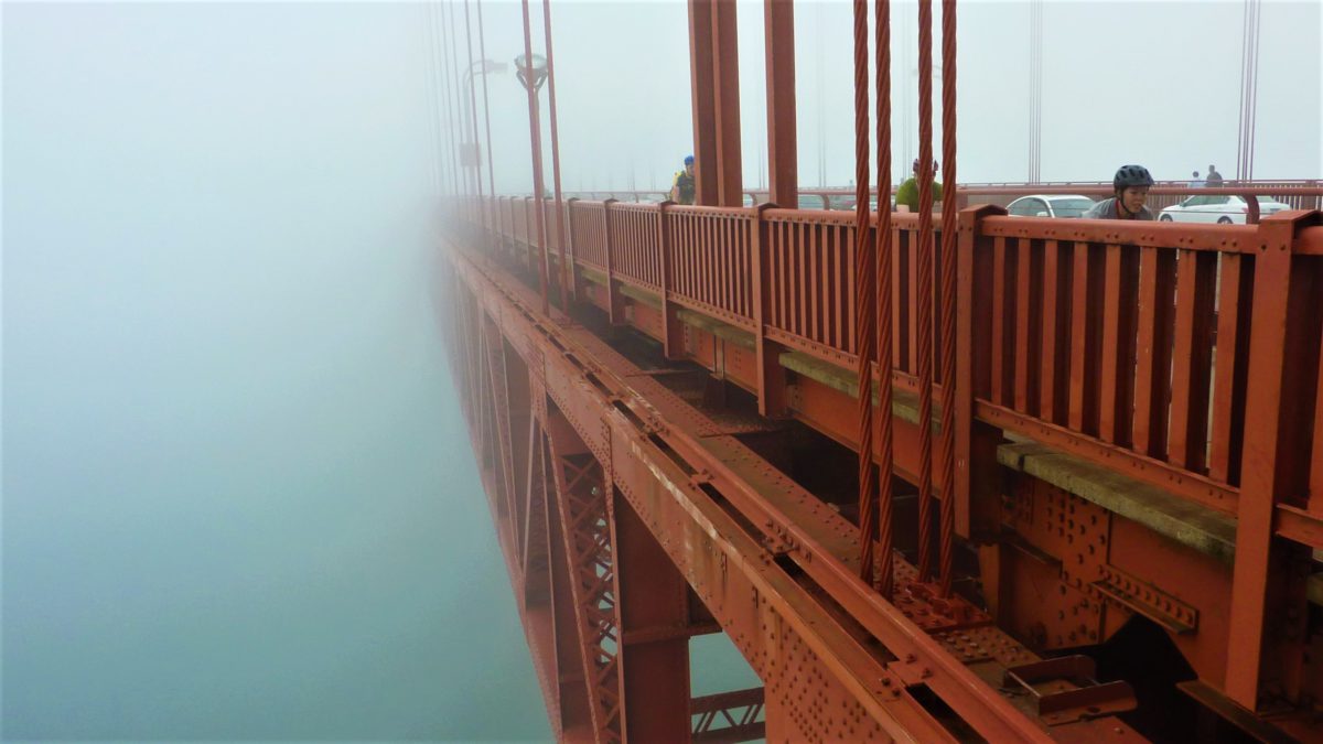 Most Golden Gate w San Francisco często spowity jest gęstą mgłą