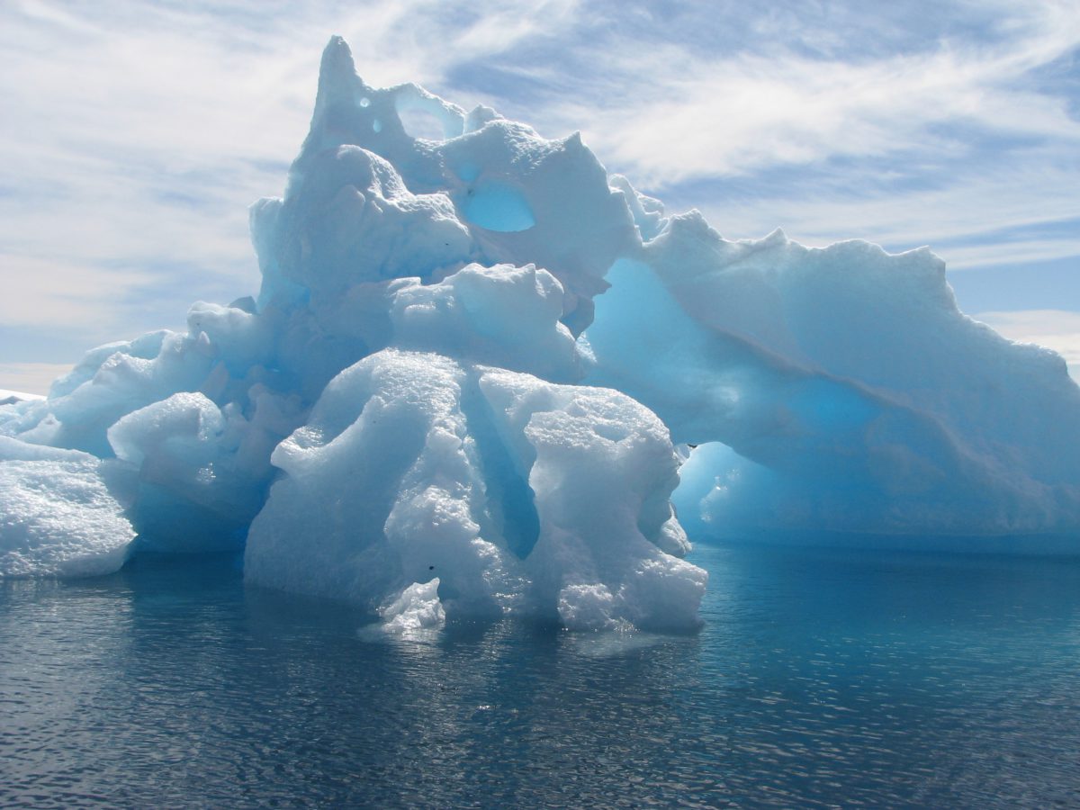 Lód tworzy niesamowite, błękitne "rzeźby"