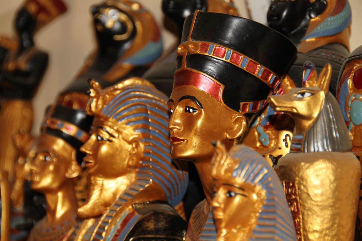 Faraon był wcieleniem bóstw, dlatego starożytni Egipcjanie wierzyli, że jedynie odpowiedni pochówek zapewni pomyślność