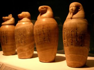 Urny kanopskie były wykonane z gliny, alabastru lub wapienia