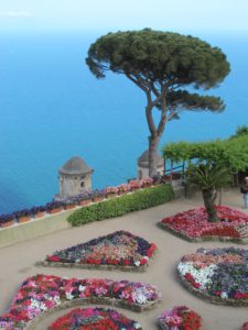 Capri pokryta bujną roślinnością śródziemnomorską tworzy niezwykły krajobraz, uwieczniony w licznych piosenkach i dziełach sztuki