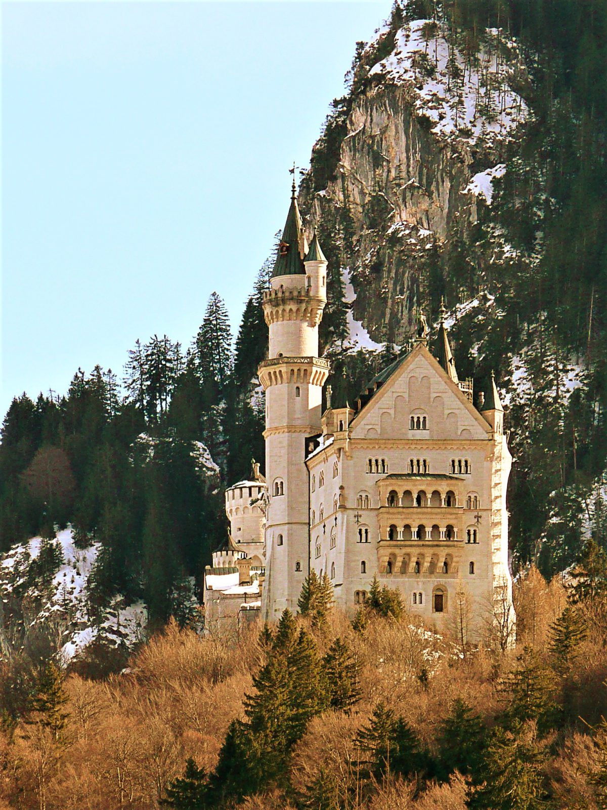 Zamek Neuschwanstein. Bajkowa budowla stojąca na tle przepięknych wzgórz, nieopodal jeziora Alpsee