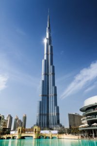 Burj Khalifa w Dubaju. Forma zewnętrzna budynku nawiązuje do kwiatu ismeny