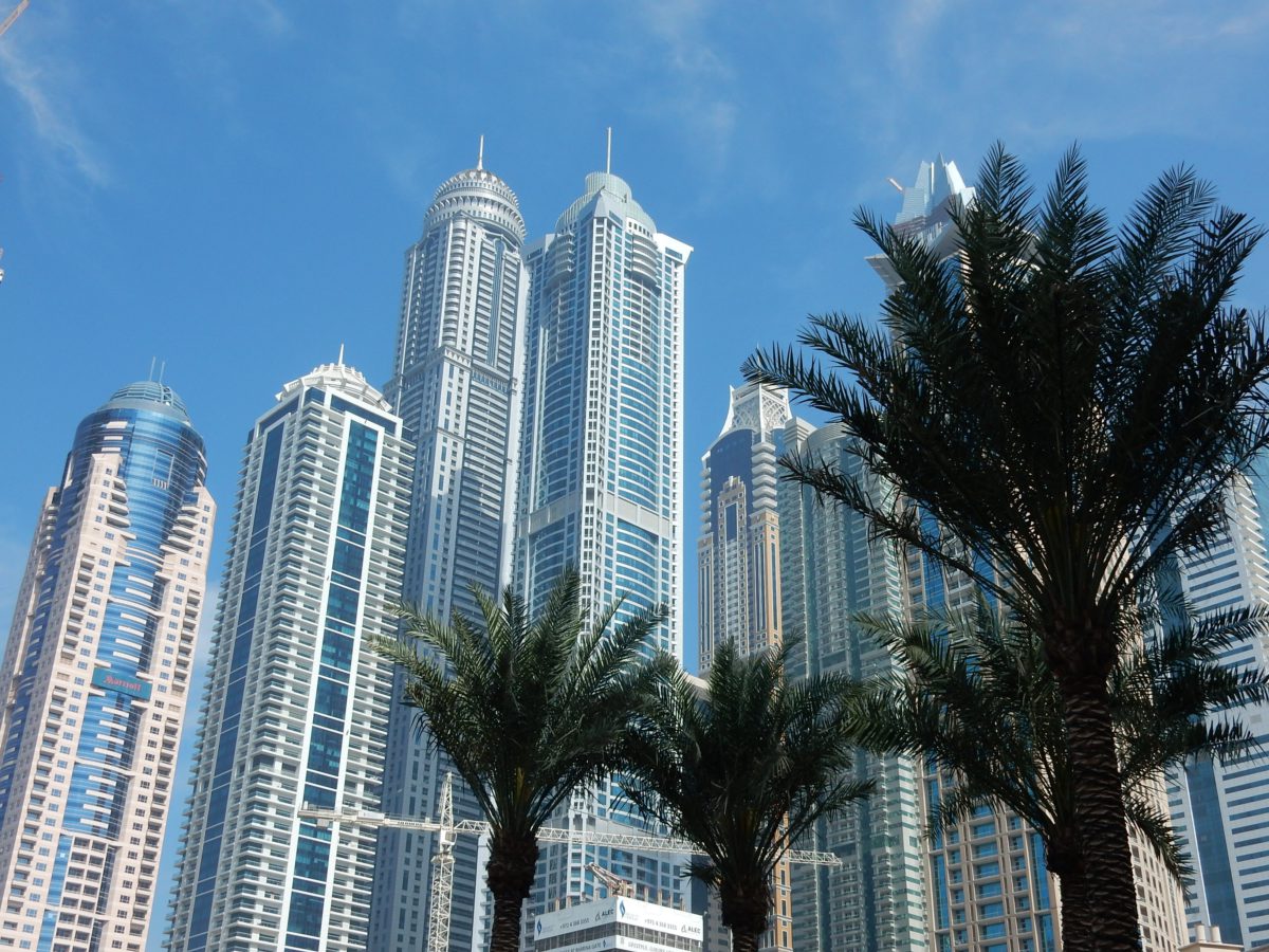 Dubaj. Aby zbudować wieżowce na pisku trzeba posadowić całą konstrukcję na niezliczonej ilości palach, które zapewniają stabilność
