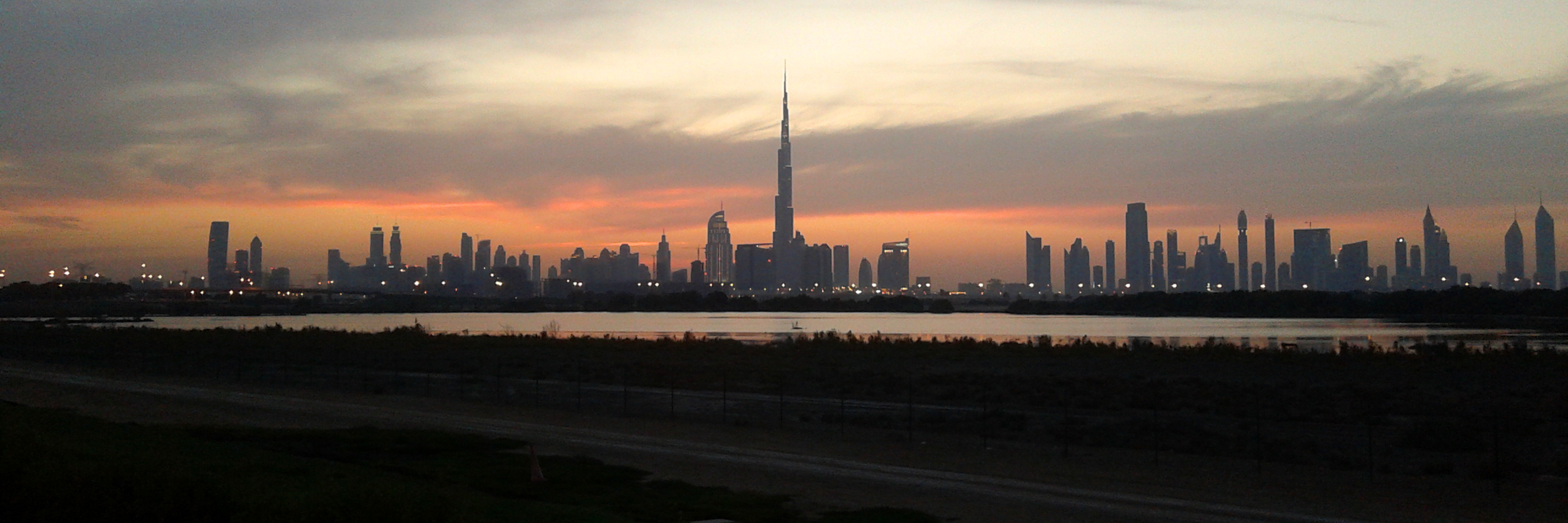 Panorama Dubaju. Nad miastem góruje najwyższy wieżowiec Burj Khalifa