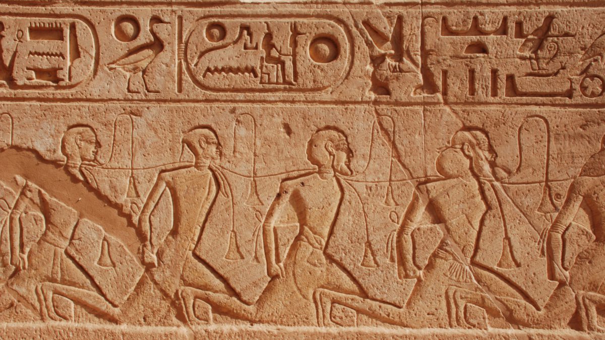 Hieroglify. Wiele pisemnych przekazów z czasów Cheopsa zachowało się do naszych czasów