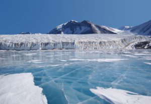Ekstremalnie niskie temperatury, potężne wiatry, gęste mgły i nieprzewidywalna pogoda znacznie utrudniają eksplorację Antarktydy
