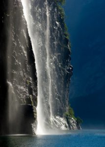 Wodospady wpadają do Fiordu Geiranger potężną kaskadą z wysokości kilkuset metrów