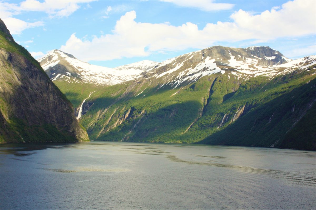 Majestatyczne góry otaczają Fiord Geiranger