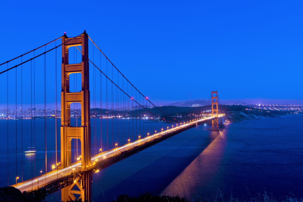 Most Golden Gate jest pięknie oświetlony nocą