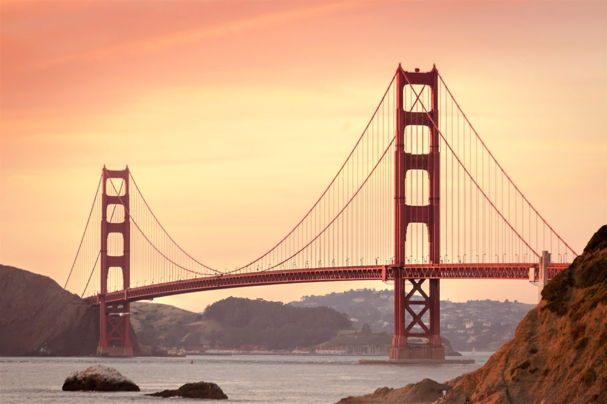 Most Golden Gate w San Francisco liczy 2.737,40 metrów długości, 27,4 metrów szerokości i wysokość 227,4 metrów