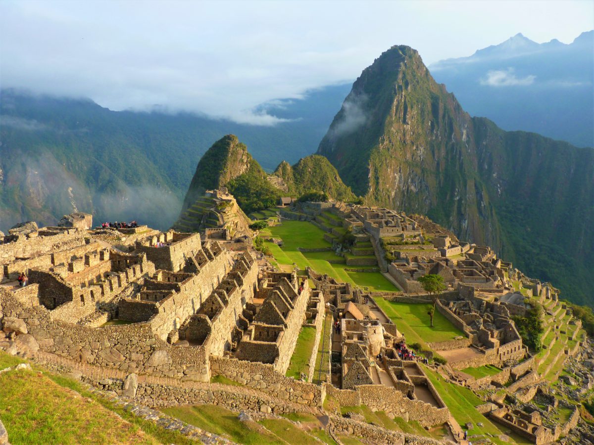 Machu Picchu i szczyt Huayna Picchu wznoszący się na 2.720 metrów n.p.m.