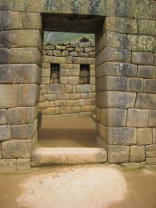 Machu Picchu. Inkowie nie znali cementu ani zaprawy murarskiej, a mimo to kamienne bloki są idealnie do siebie dopasowane
