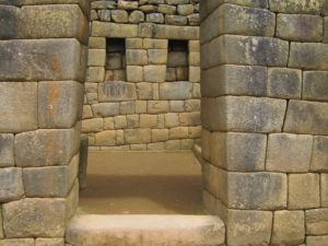 Machu Picchu. Inkowie nie znali cementu ani zaprawy murarskiej, a mimo to kamienne bloki są idealnie do siebie dopasowane