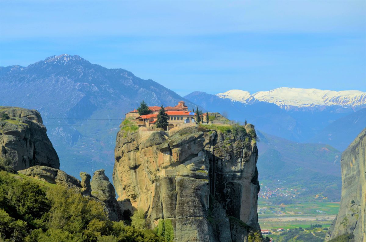 Klasztory Meteora są dosłownie zawieszone między niebem a ziemią