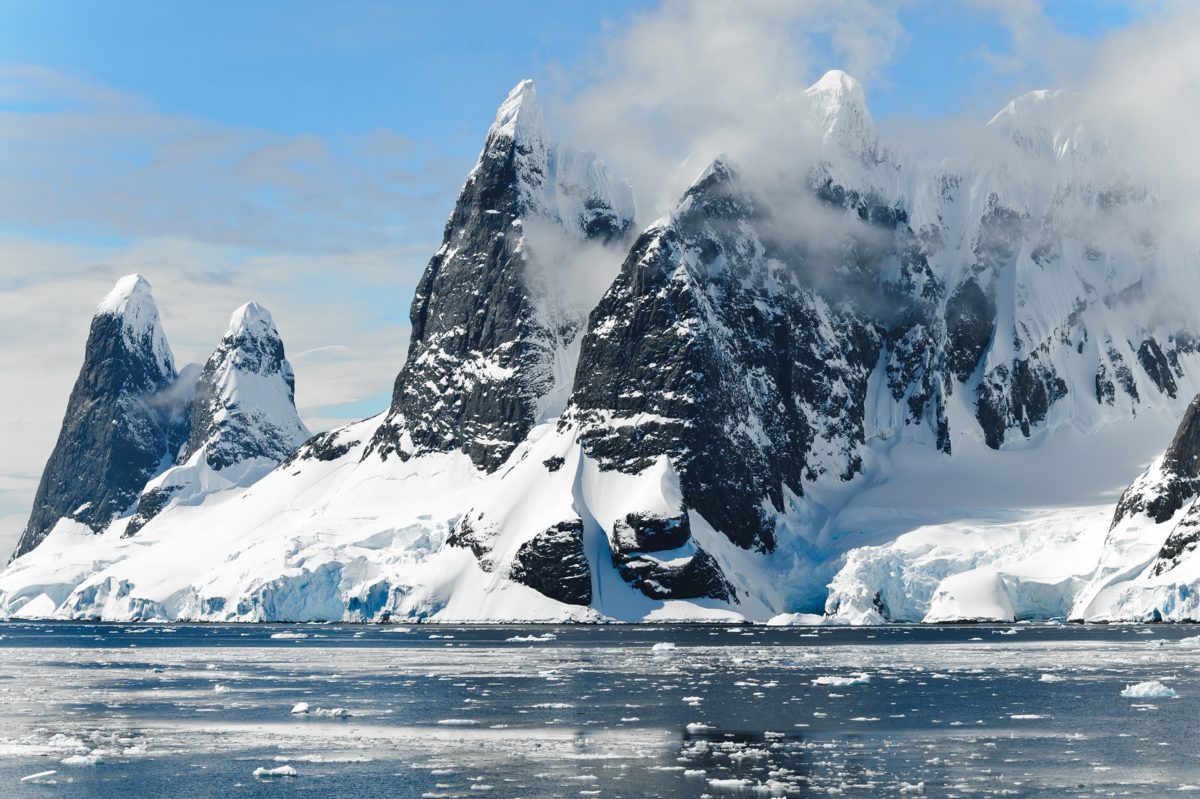 Ogromne góry u wybrzeży Antarktydy