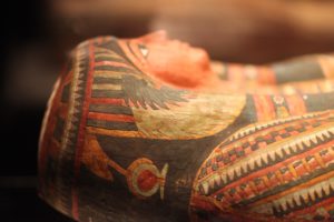 Mumia egipska. Słowo to wywodzi się z arabskiego „mumijja”, oznaczającego bitumen lub mieszaninę żywicy z mirrą do konserwowania zabalsamowanych zwłok