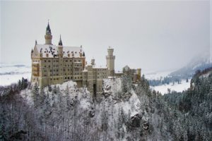 Zamek Neuschwanstein w zimowej scenerii