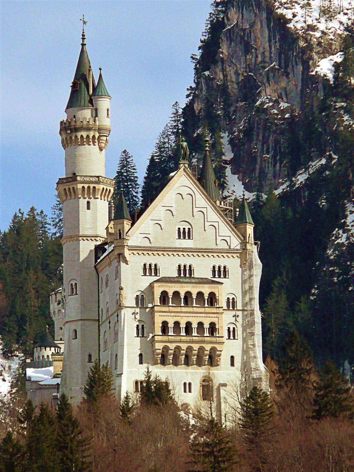 Zamek Neuschwanstein. Charakterystyczne wieże nadają mu lekkości. Tylna część pałacu została wyposażona w dwukondygnacyjną galeryjkę, której okna wychodzą wprost na Wyżynę Bawarską oraz jezioro Aplensee