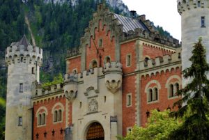 Brama wjazdowa do zamku Neuschwanstein zamknięta z dwóch stron okrągłymi wieżami
