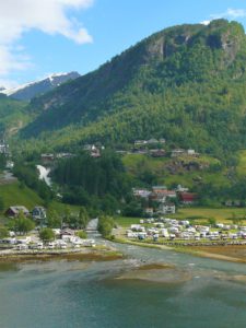 Wioskę Geiranger zamieszkuje zaledwie 300 stałych mieszkańców