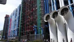 Wszystkie przewody i rury instalacyjne zostały wyprowadzone na zewnątrz, tak aby stworzyć maksymalną przestrzeń wewątrz Centrum Pompidou