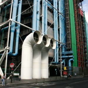 Centrum Pompidou. Zielony kolor przewodów i rur oznacza instalacje wodną, niebieski - klimatyzację, a żółty - linię elektryczną
