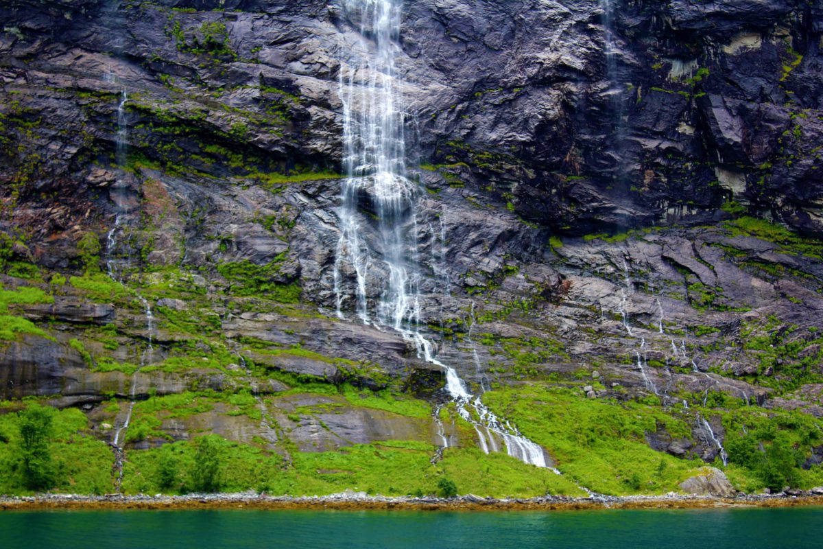 Fiord Geiranger i wpadający do niego Wodospad Siedem Sióstr
