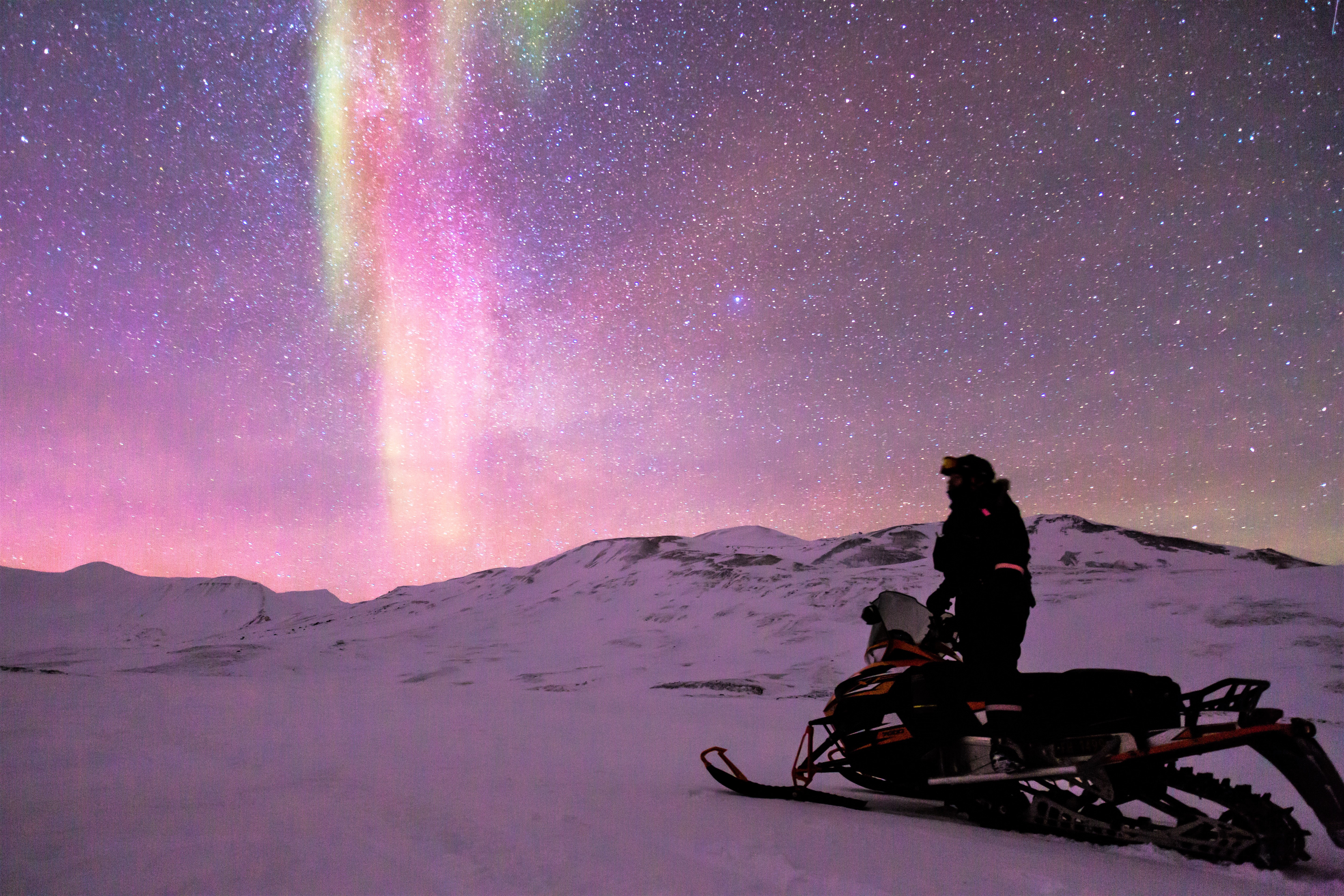 Zorza polarna (Aurora borealis) nad lapońskim niebem
