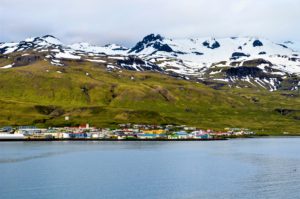 Spitsbergen to największa wyspa archipelagu Svalbardu z miastem Longyearbyen, uznawanym za jego stolicę