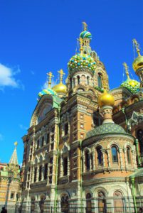 Sobór Zmartwychwstania Pańskiego w Sankt Petersburgu. Cerkiew zdecydowanie wyróżnia się na tle otaczających ją kamienic wzniesionych w stylu barokowym i klasycystycznym