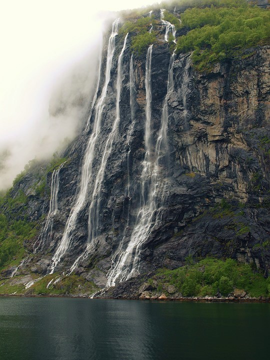 Fiord Geiranger i wpadające do niego wodospady