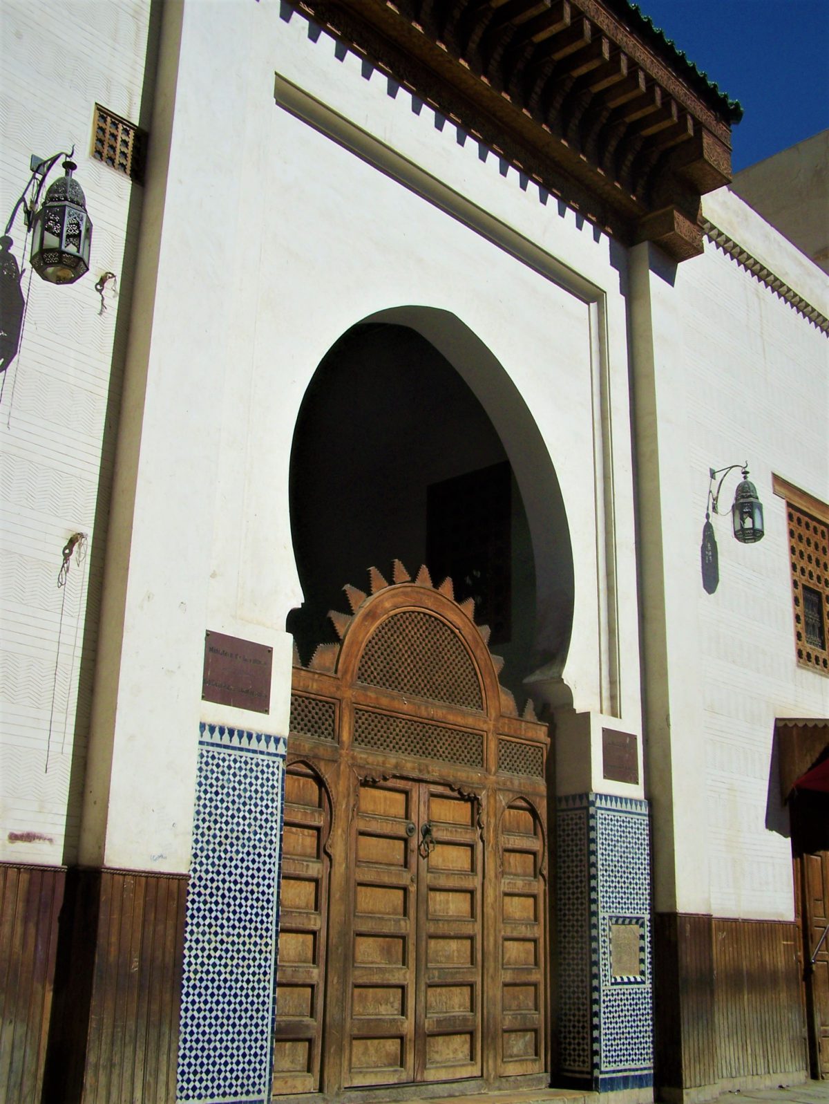 Łuki w kształcie podkowy są wyrazem wpływów mauretańskich w marokańskiej architekturze