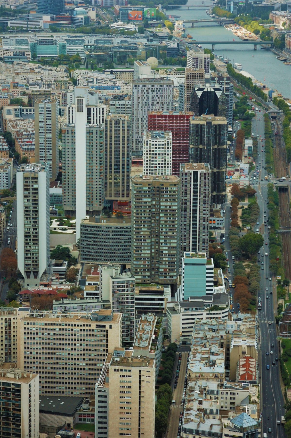 Nowoczesne wieżowce nad Sekwaną. Tu mieszczą się biura wielkich koncernów, ekskluzywne hotele i apartamenty