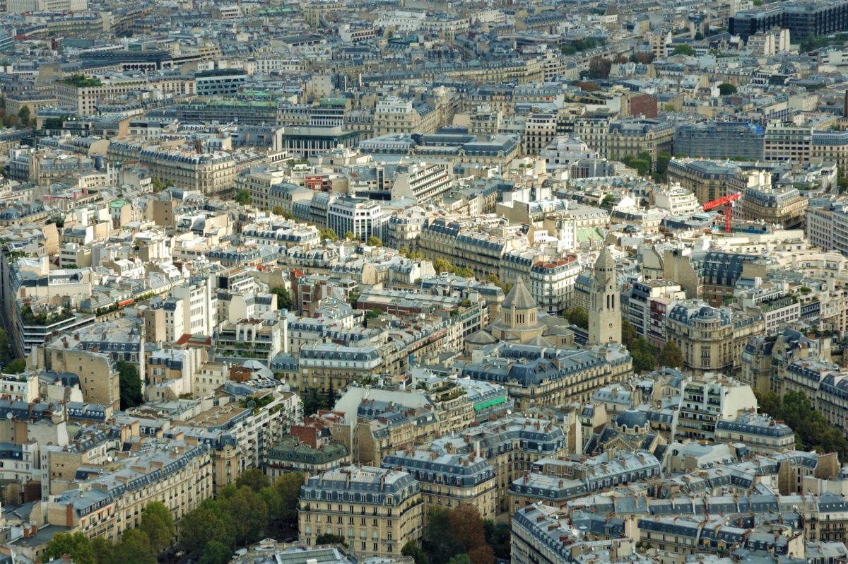 Paryż zamieszkuje oficjalnie ponad 2 mln osób. Średnia gęstość zaludnienia na 1 km² to około 26.000 osób