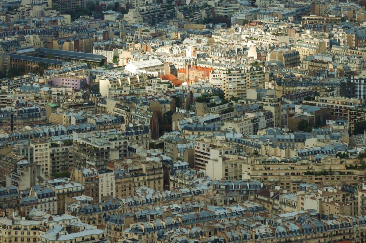Paryż został podzielony na 20 dzielnic o łącznej powierzchni około 100 km²