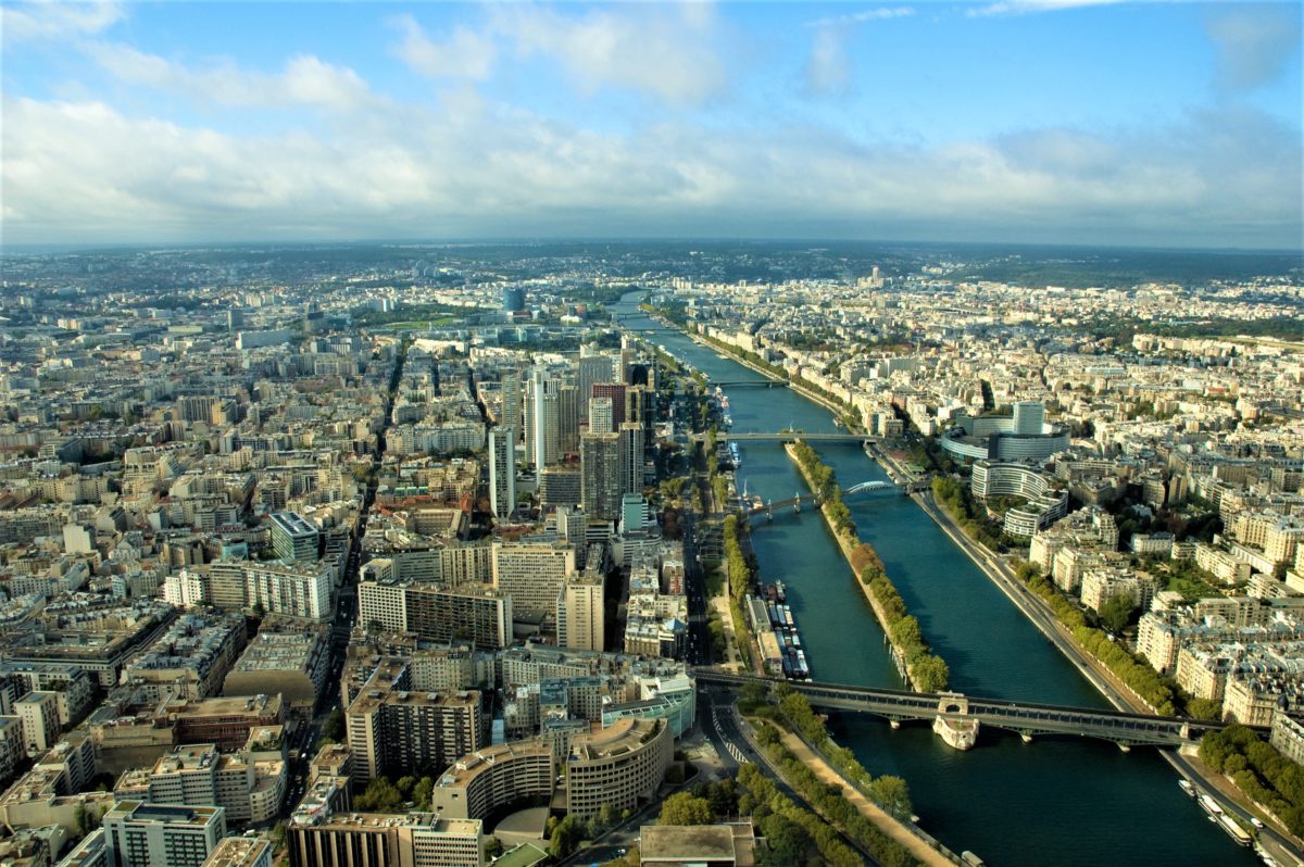 Sekwana przecina Paryż na dwie części wschodnią i zachodnią. Obie połączone są licznymi mostami drogowymi i kolejowymi